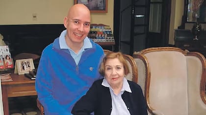 Roberto Guzmán Jaque y su madre