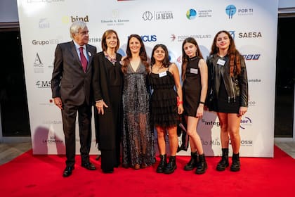 Roberto Hornos, juez de la Cámara Penal Económica, y su esposa Mariana acompañaron a su hija Catalina, y a sus nietas Antonella, Joaquina y Margarita en la cena anual de Haciendo Camino