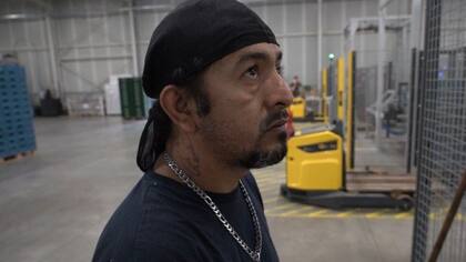 Roberto Lara ahora trabaja en una plantación de tomate