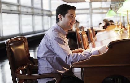 Roberto Mac Donald sufrió sus horas de estudio en Medicina y aún continúa con su práctica como residente