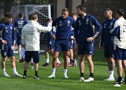 Roberto Mancini dialoga con Mateo Retegui en uno de los entrenamientos de Italia