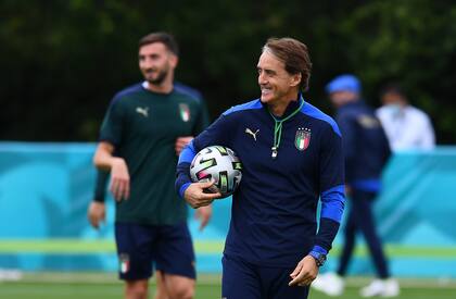 Roberto Mancini, en el último entrenamiento de Italia; el técnico acumula un invicto de 33 partidos