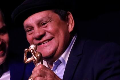 Roberto "Mano de Piedra" Durán fue hospitalizado en Panamá por un cuadro febril; los análisis posteriores revelaron que tiene coronavirus y permanece en observación.