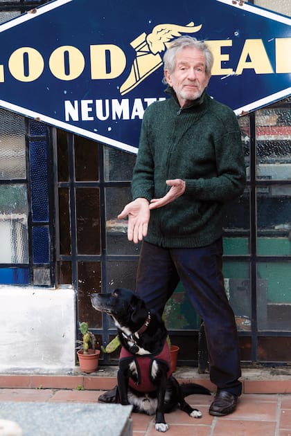 Roberto Marabotto (ese es el verdadero nombre del actor), con su otra mascota, Negro, mientras reflexiona sobre el amor: “Yo me he sentido amado y me siento amado. Sin embargo, me doy cuenta del tiempo que perdí en mantener parejas que no se podían sostener y en convivencias sin sentido”, dice.
