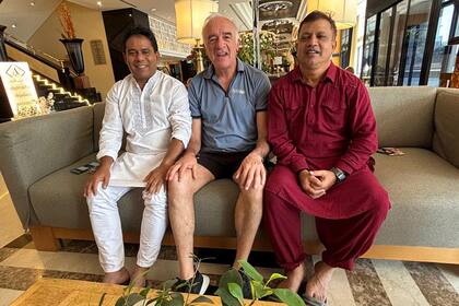 Roberto Mario Gómez, un DT en el centro de la escena en Bangladés; unas sonrisas con sus asistentes en medio de una concentración del equipo