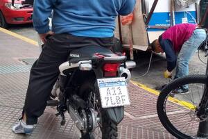 Se sacó las zapatillas, se las regaló a un cartonero y la foto se volvió viral