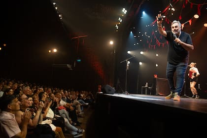 Roberto Moldavsky en su reencuentro con el público en el escenario del Teatro Apolo