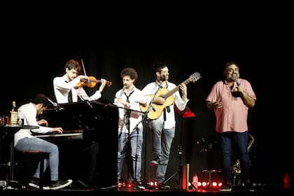 El señor del stand up y el grupo La Valentín Gómez