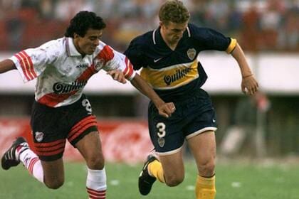 Roberto Monserrat con la camiseta de River en un clásico contra Boca, le disputa la pelota al Vasco Arruabarrena 