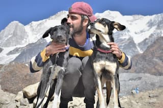 La travesía del biólogo que recorre el mundo hace 12 años con sus perras rescatadas