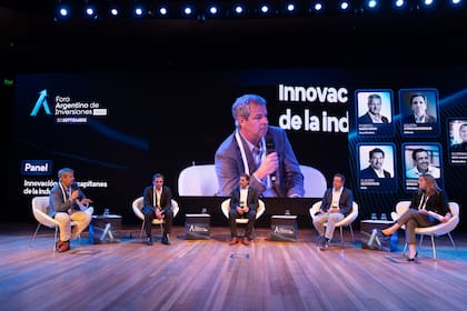 Roberto Murchison (Grupo Murchison), Agustín Otero Monsegur (OM Invest), Claudio Zuchovicki (BYMA), y Mariano Bosch (AdecoAgro), moderados por Clorinda Mantaras (Arcap)