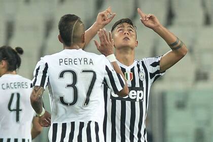 Roberto Pereyra felicita a Paulo Dybala, que marcó su tercer gol en Juventus