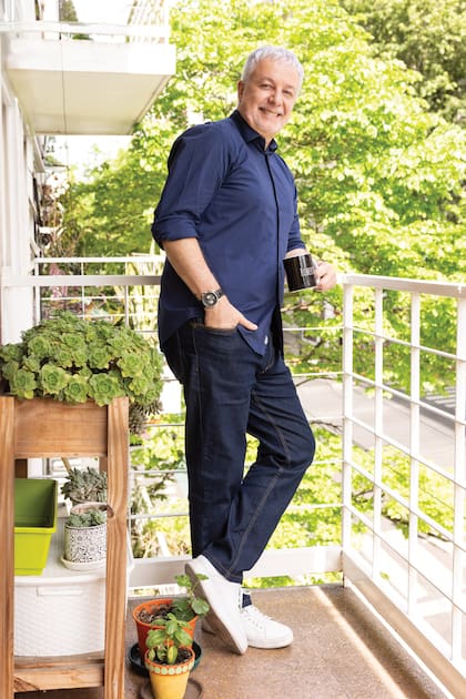 Roberto posa en un rincón de su balcón. Cuando trabajó en el famoso restaurante Harry Cipriani de Nueva York, cocinó para muchas estrellas de Hollywood. “Sylvester Stallone pedía milanesa a caballo. Madonna siempre tenía que tener en su mesa un plato de arándonos con hielo”, dice.