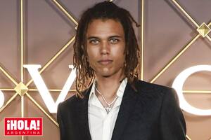 Nieto de una leyenda del cine e hijo de una actriz emblemática, es fotógrafo y modelo de grandes marcas
