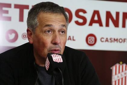 Roberto Sagra, presidente de San Martín de Tucumán, dice que su club se ha ganado el ascenso a la primera división porque "el torneo de la Primera Nacional está terminado" y enfrenta a Claudio Tapia, presidente de la AFA.