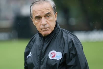 Roberto Saporiti de 76 anos es tecnico de la UAI Urquiza en un partido contra Deportivo Riestra.