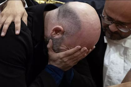 Roberto Saviano rompió en llanto hoy frente al tribunal cuando escuchó la sentencia al capo de la mafia que lo amenazó hace 17 años