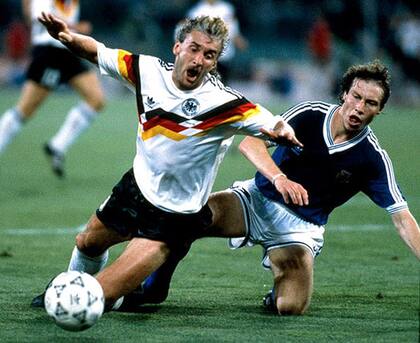 Roberto Sensini cruza a Rudi Voeller, en la final entre la Argentina y Alemania en 1990