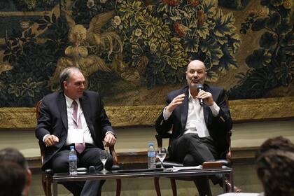 Roberto Silva, el presidente de la Comisión Nacional de Valores (CNV), junto a Federico Sturzenegger, quien aseguró que "no hay que tenerle miedo a equivocarse en el exceso de la desregulación"