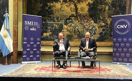 Roberto Silva y Federico Sturzenegger, durante la inauguración de la Semana del Inversor
