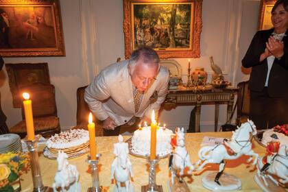 Roberto sopla las velitas de la torta, un Rogel, y abre la mesa dulce en el señorial comedor de su departamento porteño. “Los 75 llegaron con aires de nostalgia”, asegura.