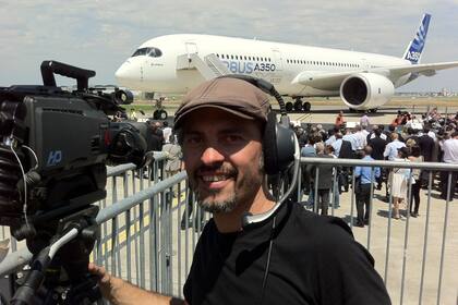 Roberto Sosa, en su primer trabajo como camarógrafo para la televisión francesa, donde filmó el primer vuelo del Airbus A350, el 14 de junio 2013. Hoy es realizador de documentales (https://youtube.com/c/rcsproducciones).