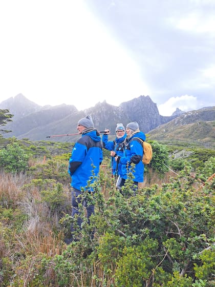 Roberto Ulloa, Andrés Antonini y Magdalena Casa caminando desde Puerto Cook hacia Bahía Vancouver.