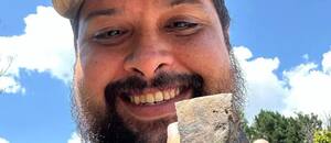 El lucrativo negocio de los buscadores de meteoritos que ganan miles de dólares vendiéndolos