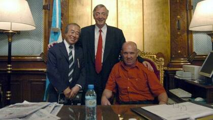 Roberto Vassie junto al expresidente Néstor Kirchner y el fotógrafo Ki Chul Bae