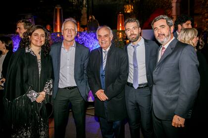 Roberto Vázquez, su mujer y socios del Estudio Cueto Rua.