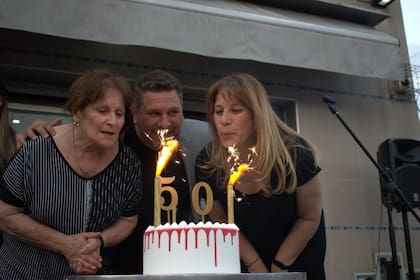 Roberto, Viviana y Antonia celebrando los 50 años de la cadena, en 2022