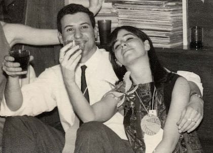 Roberto y Marisabel, en 1967, celebrando su primer aniversario de casados. Fue una fiesta sorpresa organizada por la familia y amigos en su departamento de Charcas y Güemes.