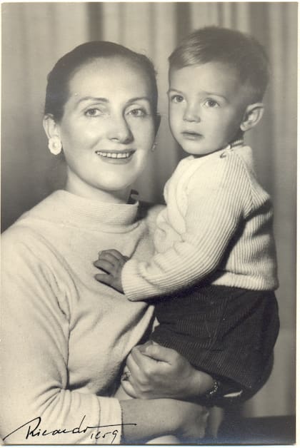 Roberto Zaldivar en brazos de su madre, María Riviere de Zaldivar