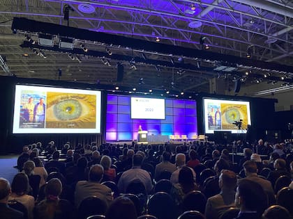 Roberto Zaldivar en el escenario, durante la entrega de los Steinert Awards, en Washington DC