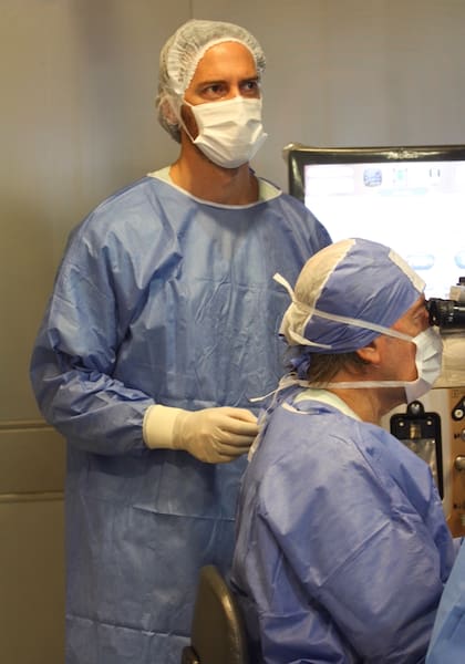 Roberto Zaldivar en el quirófano, junto a su hijo, al que bautizó Roger en honor a su padre