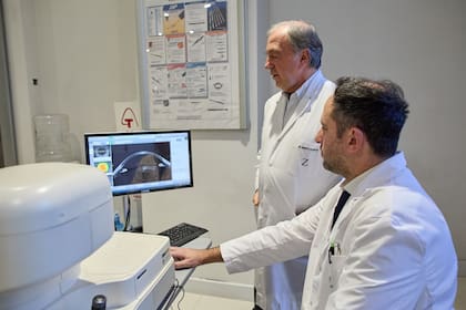 Roberto Zaldívar, médico oftalmólogo y cirujano refractivo, en el Instituto Zaldivar, en la Ciudad Capital de Mendoza.
