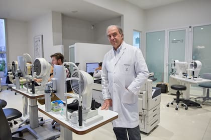 Roberto Zaldívar, médico oftalmólogo y cirujano refractivo, en el Instituto Zaldivar, en la Ciudad Capital de Mendoza.