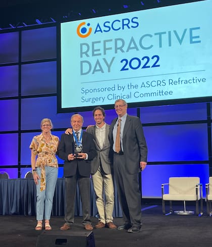 Roberto Zaldivar, rodeado de colegas, en la entrega de los premios Steinert