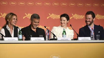 Roberts, Clooney, Caitriona Balfe y Dominc West, el elenco de El maestro del dinero