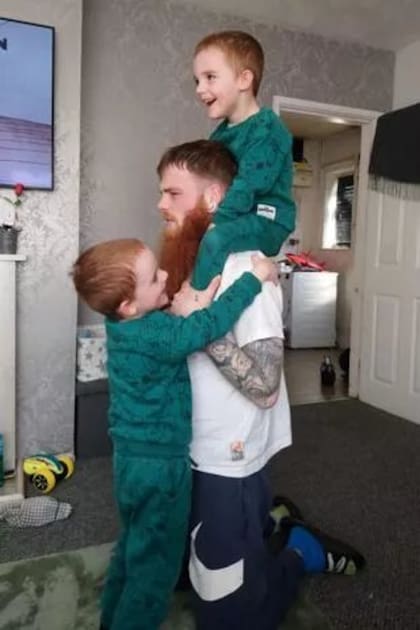 Roberts es padre de gemelos de cuatro años, quienes lo ayuda a vestirse cuando está muy enfermo (Foto: Mirror)