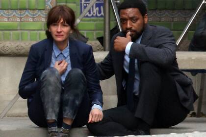 Roberts y Ejiofor, en una escena de la versión hollywoodense de El secreto de sus ojos