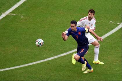 Robin Van Persie, autor de dos tantos, y Gerard Piqué, en aquella sorpresa de comienzos de Brasil 2014.