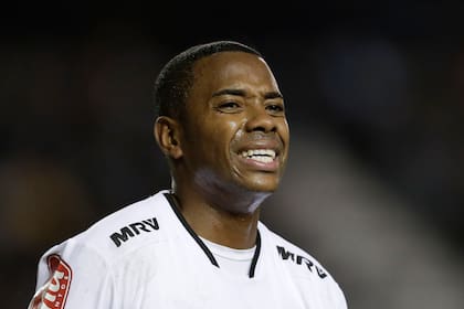 Robinho, que tuvo su última etapa en Atlético Mineiro, se entregó a la policía para cumplir su sentencia de 9 años de prisión por violación.