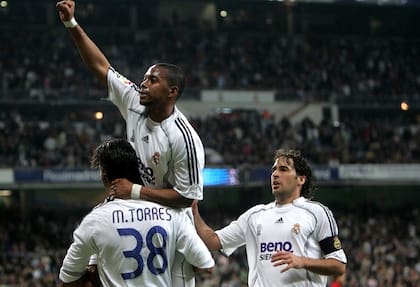 Robinho en el Real Madrid, donde no pudo mantener el impresionante nivel que demostró en Santos, pero fue vendido por una ganancia al Manchester City.