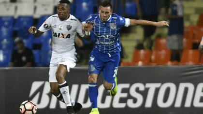 Robinho y Ángel González luchan por el balón