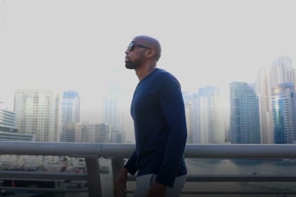 Robinson adoptó un estilo de vida austero, destinando hasta el 90% de sus ingresos a ahorros e inversiones. Foto: Youtube: CNBC Make IT.