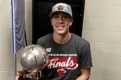 Robinson con el trofeo de campeón de la Conferencia Este