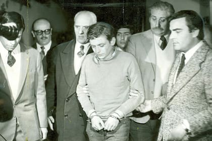 Robledo Puch es trasladado de la brigada de Martinez al penal de La Plata. Lo lleva Roberto Petinatto jefe del servicio penitenciario (10 de julio de 1973)