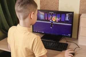 Roblox permite que los jugadores personalicen sus propios mundos, creen minijuegos en servidores multijugador y disfruten de una segunda vida en línea como seres de forma cuadrada llamados robloxianos