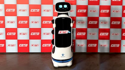 Los robots recorren las góndolas con bandejas con productos que ofrecen a los visitantes.